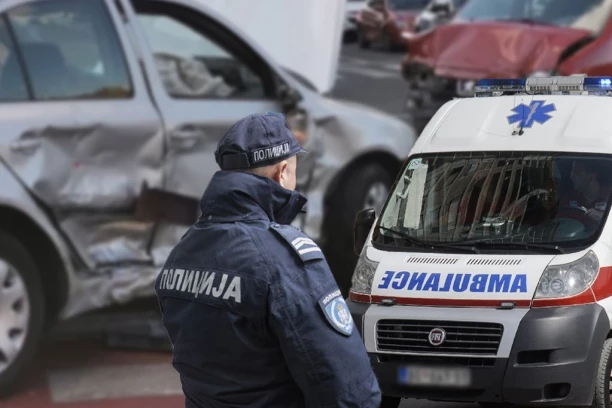 TEŠKA SAOBRAĆAJKA NA VOŽDOVCU! Automobil potpuno smrskan!