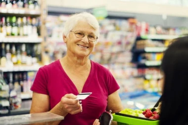 POTEZ BEOGRAĐANINA U SUPERMARKETU OSTAVIO SVE BEZ TEKSTA! Baka na kasi prebirala po novčaniku, on uradio OVO!