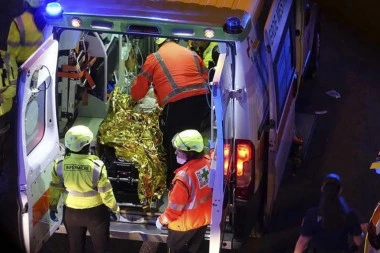 TROJE MRTVIH, OSMORO UKLJUČUJUĆI I DETE (4) U ŽIVOTNOJ OPASNOSTI: Svedok otkriva jezive detalje, "AUTOBUS JE UDARIO U LITICU" (FOTO)