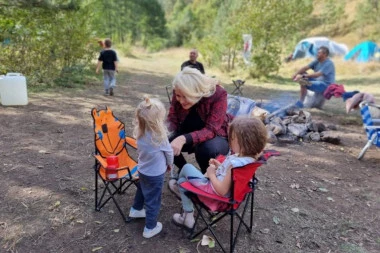 MINISTARKA KISIĆ POSETILA KAMP U PRIRODI ZA PORODICE: Veliko je zadovoljstvo danas biti sa decom i njihovim roditeljima (FOTO)