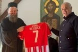 DELEGACIJA CRVENE ZVEZDE NA SVETOJ GORI! Crveno-beli posetili Hilandar, Terzić uručio POKLON igumanu Metodiju!