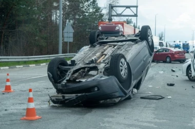 AUTO SE PREVRNUO NA KROV NASRED BULEVARA: Haos u centru Beograda! (FOTO)