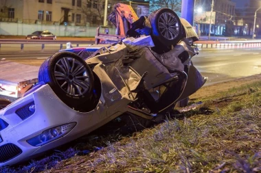 PETORO POVREĐENO, MEĐU NJIMA I DETE! Sleteo kolima sa puta i prevrnuo se!