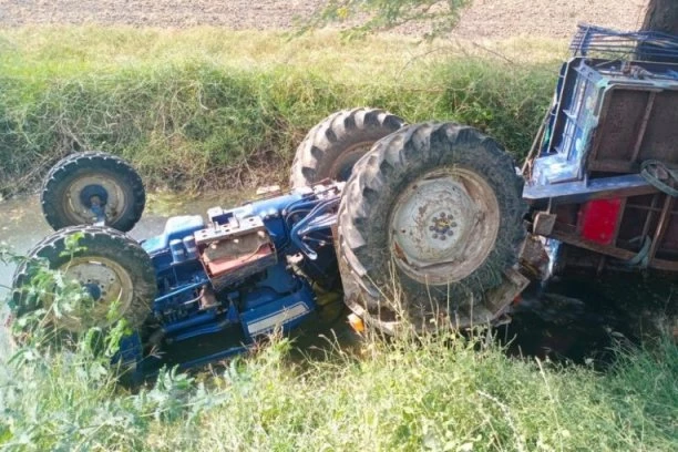 STRAVIČNA SAOBRAĆAJNA NESREĆA KOD NOVOG PAZARA! Prevrnuo se traktor, vozač u teškom stanju!