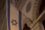 SKANDAL U BEČU: Skinuta izraelska zastava sa sinagoge, jedan od vandala imitirao PUCANJE IZ MITRALJEZA!