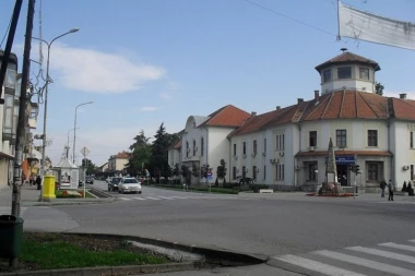 DEČAK IZ BOGATIĆA KOJI JE OPLJAČKAO PRODAVCICU ISTOG DANA POČINIO JOŠ DVE KRAĐE: Uhvaćen kako krade parfeme!