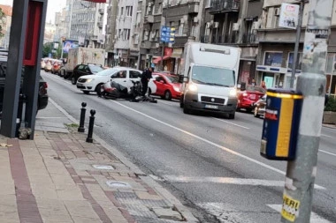 POZNATO STANJE MOTOCIKLISTE POVREĐENOG U SUDARU KOD SKUPŠTINE! Hitno primljen u Urgentni centar!