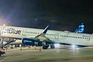 DRAMA NA AERODROMU: Putnici se iskrcavali iz aviona kad je on počeo da PADA na pistu! Šokantan snimak obišao svet