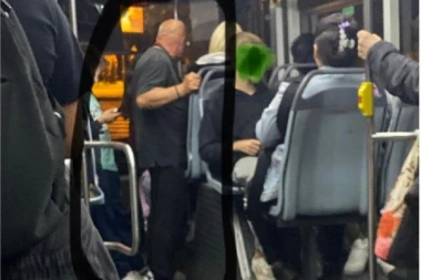 MANIJAK SPOPADA DEVOJČICE U AUTOBUSU U BEOGRADU! Hrabra devojka ih spasila! (FOTO)