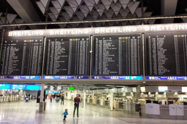 NISAM ZNAO ŠTA SE DEŠAVA OKO MENE: Balkanac u neverici zbog prizora na aerodromu u Frankfurtu, ovo nije viđeno 30 godina!