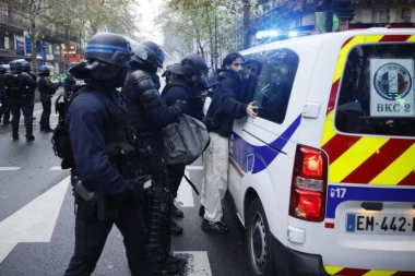 FRANCUSKA USTALA PROTIV DESNIČARA: Protesti širom zemlje, policija u stanju pripravnosti