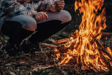 KLINCI TERORIŠU STANOVNIKE KARABURME - PALE VATRU SVAKI DAN! Građani očajni: "Stanovi su nam puni dima"!