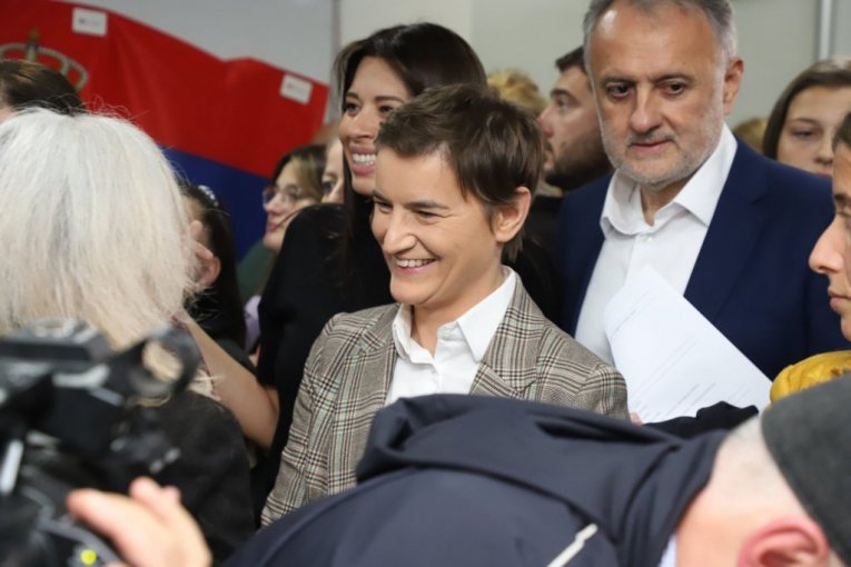 PRELEPO JE ŠTO IMAMO JOŠ VIŠE LJUDI NEGO PRETHODNE GODINE: Premijerka Brnabić dala podršku listi Srpske napredne stranke (FOTO)