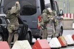 ŽENA VRIŠTI, OTMIČARI JE VUKU PO ULICI! Zabaležen jeziv snimak pokušaja otmice, sve gledalo njeno dete! (UZNEMIRUJUĆI VIDEO)