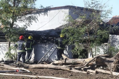 OTKRIVEN UZROK POŽARA U KOM JE NASTRADAO DEČAK (3)! Kuća izgorela do temelja! (FOTO)