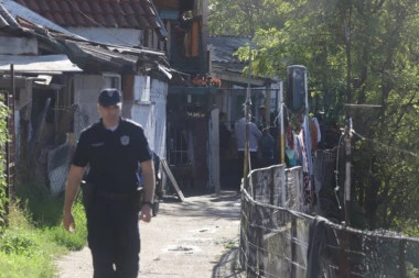 PRVI SNIMCI I FOTOGRAFIJE IZ ŽELEZNIKA SA MESTA GDE SUZE NATAPAJU ZEMLJU! Dečak je spavao, nije ni naslutio ZLU SUDBINU - požar ga je PROGUTAO! (VIDEO)