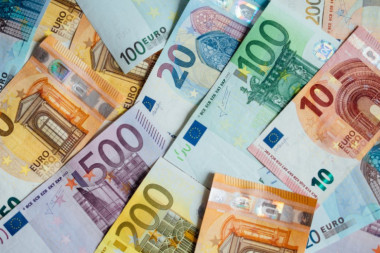 Srednji kurs dinara za evro sutra 117,18 dinara