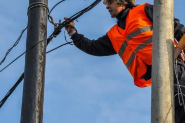 POGINUO OTAC DVOJE DECE IZ MEDVEĐE! Detalji smrti radnika Elektrodistribucije kod Leskovca - došlo do iznenadnog strujnog udara!