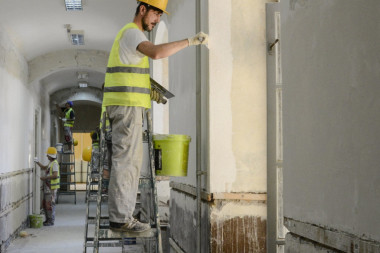 KADA STE VI DUŽNI DA PLATITE POPRAVKU: Ko snosi troškove za kvarove u zgradi