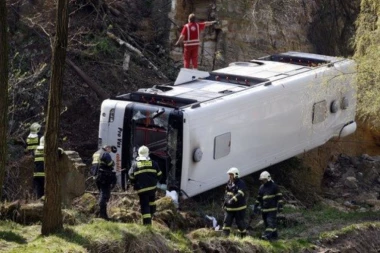 TRAGEDIJA! POGINULO PREKO 30 OSOBA, DESETORO U KRITIČNOM STANJU: Autobus se survao niz liticu u Kašmiru!