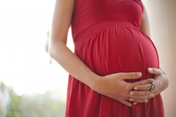 NAJMLAĐA TRUDNICA U SRBIJI IMA SAMO 13 GODINA! Zabrinjavajući podaci - veliki broj maloletničkih trudnoća u Srbiji, poseban alarm i zbog broja ABORTUSA!