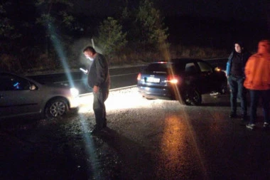 ŠEST VOZILA JEDAN ZA DRUGIM NALETELO NA OGROMNU RUPU: Automobilima uništene gume! (FOTO)