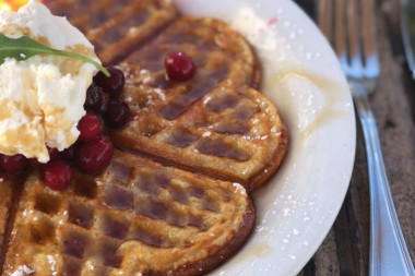 RECEPT ZA DOMAĆE VAFLE: Ako volite slatko, ovakav doručak ćete OBOŽAVATI, caka je u jednom sastojku!