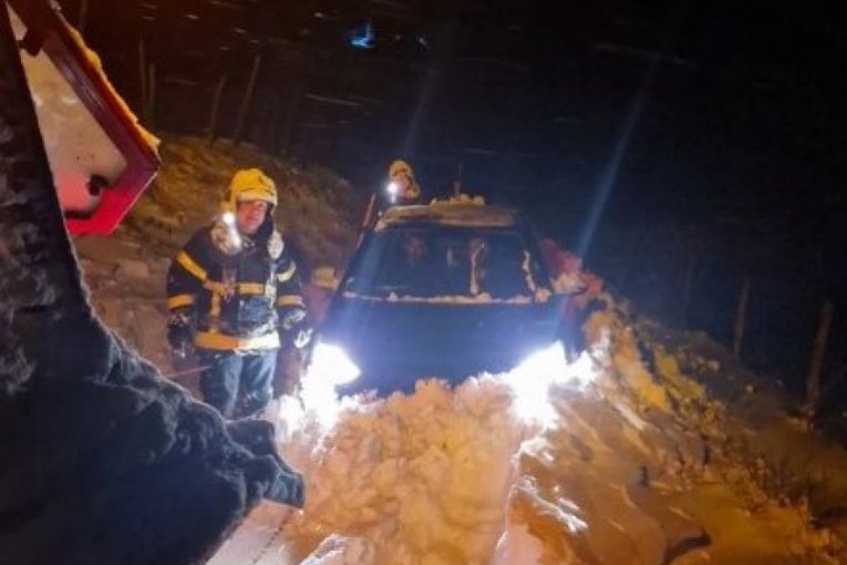VATROGASCI IZ SJENICE HEROJI! Izvukli tri osobe iz zavejanog automobila kod mesta Brnjica u 4 ujutru! (FOTO)