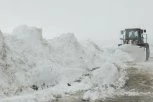 VANREDNA SITUACIJA U SJENICI: Sneg pada bez prestanka skoro 24 sata, sve službe na terenu