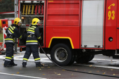 POŽAR U NIŠU JOŠ UVEK NIJE UGAŠEN! Trenutno na terenu 17 vatrogasaca sa šest vozila - vatra gori preko 48 časova!