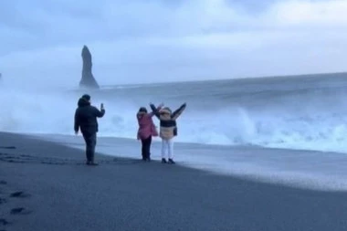 HTELI DA ISPADNU FACE NA NAJOPASNIJOJ PLAŽI NA SVETU: Krenuli ka vodi da bi se slikali NA CRNOM PESKU, to je moglo da ih košta ŽIVOTA (VIDEO)