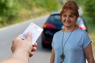 U 60.GODINI POLOŽILA VOZAČKI! Majka Teodore Džehverović iznenadila sve: NIKAD NIJE KASNO ZA AUTO-ŠKOLU!