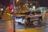 ŽENA SE ZAKUCALA U DŽIP INTERVENTNE POLICIJE! Haos u Novom Sadu, audi smrskan, proletela kroz raskrsnicu (VIDEO)