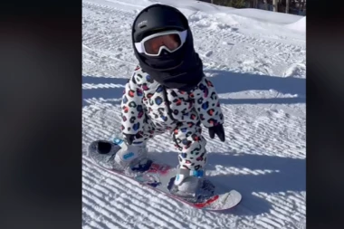 OSMOMESEČNA BEBA JOŠ NE HODA, ALI NA SNOUBORDU RADI OVO: Jedan njen potez ZAPANJIO je svet! (FOTO/VIDEO)