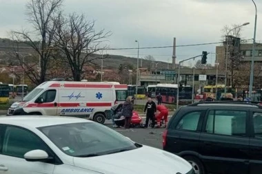 VELIKI SUDAR NA PALILULI - MOTOCIKLISTA NEPOMIČNO LEŽI NASRED PUTA! Strašni prizori na mestu nesreće, policija i hitna pomoć na terenu  (FOTO/VIDEO)