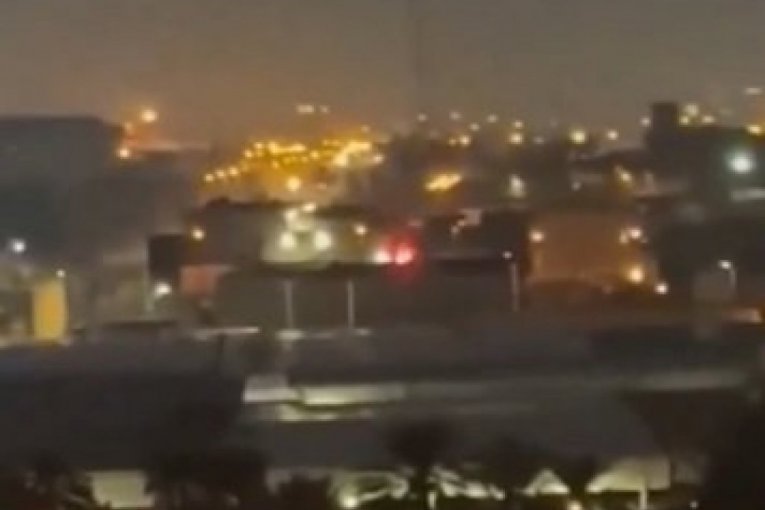 ODJEKUJU EKSPLOZIJE! Lansirane rakete ka američkoj ambasadi u Bagdadu! POGLEDAJTE PRVE SNIMKE! (VIDEO)