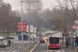 GORI AUTO NA ČUKARICI: Vatra bukti nasred puta (VIDEO)