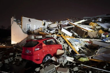 TORNADO UNIŠTIO TENESI, BROJE SE MRTVI I POVREĐENI: Šest osoba poginulo, 80.000 ljudi ostalo bez struje, među žrtvama i dvogodišnje dete (VIDEO)