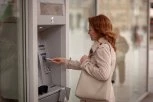ŠTA BISTE VI URADILI? Žena na bankomatu pronašla ZABORAVLJENIH 1.500 EVRA: Evo šta je uradila sa POZAMAŠNOM SUMOM!