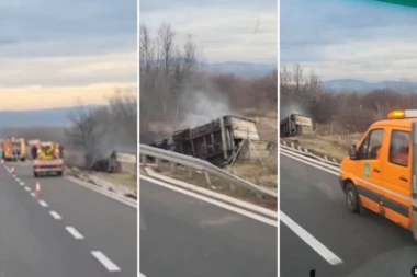 JOŠ JEDNA NESREĆA NA AUTOPUTU: Kamion probio zaštitnu ogradu kod Ražnja, pa završio ZAPALJEN u jarku! (FOTO+VIDEO)