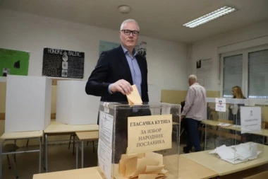 TOMAŠEVIĆ NA SVOM BIRAČKOM MESTU! Bivši košarkaš glasao u zgradi XIV begradske gimnazije (FOTO)