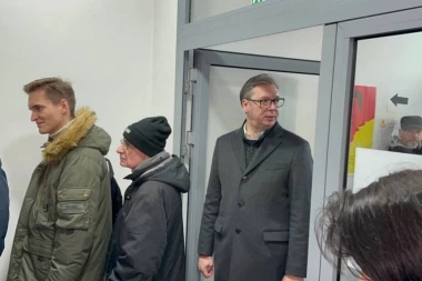 PREDSEDNIK SRBIJE UREDNO 40 MINUTA ČEKA U REDU GA GLASA! Propušta starije ljude da ne stoje na hladnoći! (FOTO/VIDEO)