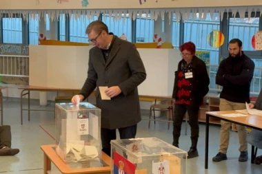 GLASAO PREDSEDNIK VUČIĆ! Kulturno čekao da dođe na red nekih 45  minuta! (VIDEO/FOTO)