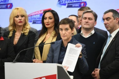 KO JE TA MARKANTNA ŽENA ZBOG KOJE JE SVIMA ZASTAO DAH, ČAK I ANI BRNABIĆ! Muzički virtuoz koji je zarad boljeg sutra zašao u političke vode - crnka zbog koje je svima podivljala mašta!