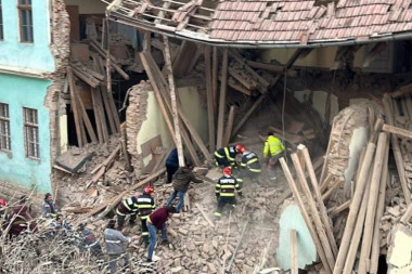 PRVE FOTOGRAFIJE SRUŠENE ŠKOLE U RUMUNIJI! Ispod ruševina zarobljeno još troje dece! (FOTO)