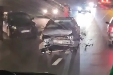 TEŽAK UDES KOD OBRENOVCA! Delovi automobila rasuti po putu! (VIDEO)