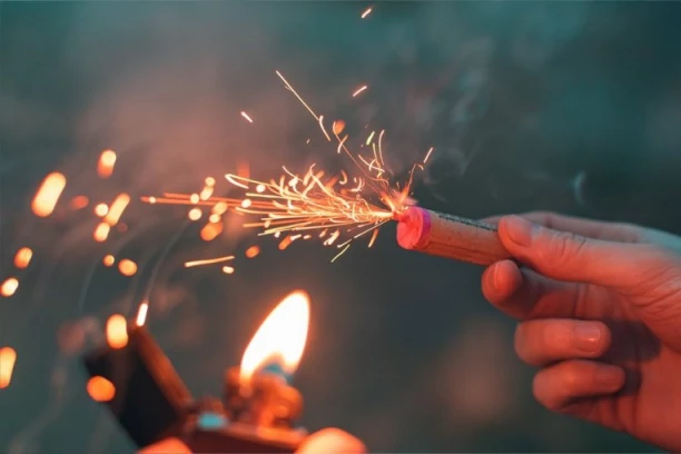 ZA BACANJE PETARDI NA BOŽIĆ SLEDE ŽESTOKE KAZNE! Ne igrajte se, samo jedan minut može mnogo da vas košta!