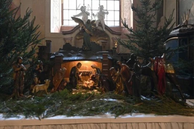 SKANDAL! VERNICI U ITALIJI NA NOGAMA: Kontroverzna scena Isusovog rođenja u Kapokastelu di Merkoljanu izazvala polemike! Poruka različitosti ili bogohuljenje? (FOTO)