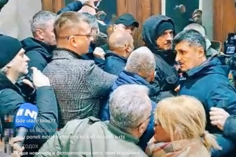 ĐILASOVCI HOĆE KAMIONOM DA ULETE U SKUPŠTINU! BARJAKOM LOME STAKLO! Opšti haos napravili protestanti - kordoni policije OČEKUJU NAJGORE!