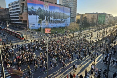 NAPRAVILI KOLAPS U SAOBRAĆAJU! Šaka studenata maltretira narod, bruka i sramota! (FOTO/VIDEO)